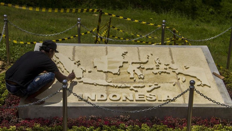 Melihat Prasasti Peta Indonesia di Titik Nol IKN Nusantara Pekerja menyelesaikan pembuatan prasasti bergambar peta Indonesia di titik nol kilometer Ibu Kota Negara (IKN) Nusantara di Kecamatan Sepaku, Kabupaten Penajam Paser Utara, Kalimantan Timur, Selasa (19/4/2022). Prasasti tersebut dibangun di atas tanah dan air dari 34 provinsi di Indonesia yang telah disatukan. ANTARA FOTO/Bayu Pratama S/wsj.