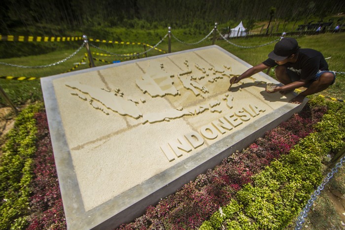 Pekerja menyelesaikan pembuatan prasasti bergambar peta Indonesia di titik nol kilometer Ibu Kota Negara (IKN) Nusantara di Kecamatan Sepaku, Kabupaten Penajam Paser Utara, Kalimantan Timur, Selasa (19/4/2022). Prasasti tersebut dibangun di atas tanah dan air dari 34 provinsi di Indonesia yang telah disatukan. ANTARA FOTO/Bayu Pratama S/wsj.