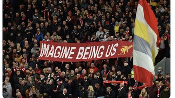 Pesan fans Liverpool untuk MU. Foto: Twitter