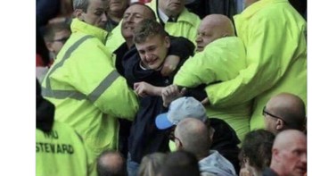 Fans MU hari ini, kecewa berat dan nggak kuat melihat tim kesayangannya diobrak-abrik Liverpool. Foto: Twitter