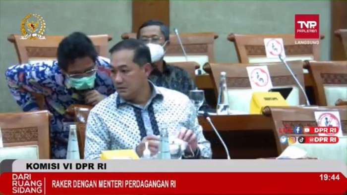 Mendag Lutfi menghadiri rapat bersama jajaran Dirjen, termasuk Dirjen Daglu Wisnu. (Screenshot YouTube Komisi VI DPR RI).