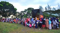 Operasi pasar yang digelar pemerintah desa setempat itu menyediakan sebanyak 8.000 liter bagi masyarakat umum dengan harga lebih murah dari pasaran yakni Rp14 ribu per liter guna meringankan beban masyarakat jelang lebaran.