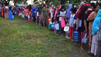 Warga antre membeli minyak goreng curah saat operasi pasar minyak goreng curah di Lapangan Desa Megawon, Kudus, Jawa Tengah, Rabu (20/4/2022).