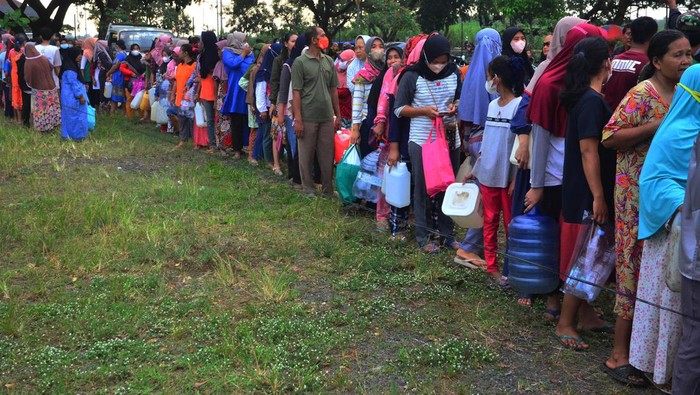 Warga antre membeli minyak goreng curah saat operasi pasar minyak goreng curah di Lapangan Desa Megawon, Kudus, Jawa Tengah, Rabu (20/4/2022). Operasi pasar yang digelar pemerintah desa setempat itu menyediakan sebanyak 8.000 liter bagi masyarakat umum dengan harga lebih murah dari pasaran yakni Rp14 ribu per liter guna meringankan beban masyarakat jelang lebaran. ANTARA FOTO/Yusuf Nugroho/wsj.