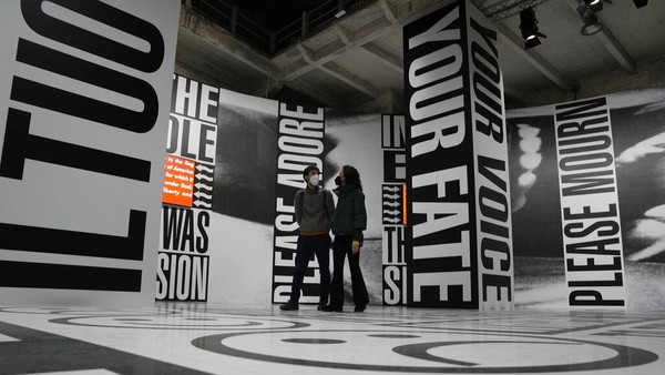Sepasang kekasih berjalan melewati instalasi karya seniman Barbara Kruger di pameran Biennale of Arts. Meski baru digelar pada 23 April, terdapat sekilas pandang pameran yang akan diadakan pada 20-22 April 2022. Sepasang kekasih berjalan melewati instalasi karya seniman Barbara Kruger di pameran Biennale of Arts. Meski baru digelar pada 23 April, terdapat sekilas pandang pameran yang akan diadakan pada 20-22 April 2022.