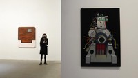 Seorang wanita berdiri di samping instalasi karya seniman Rusia Zhenya Machneva pada pameran Biennale of Arts.