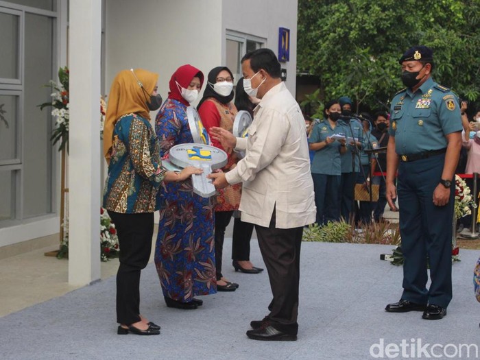 Menhan Prabowo serahkan bantuan rumah