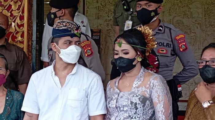 Pasangan Bawa-Purnami saat menggelar prosesi pernikahan di Polresta Denpasar