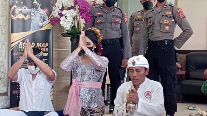 Pasangan Bawa-Purnami yang menikah di kantor polisi