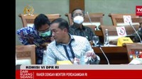 Pada momen inilah, Direktur Jenderal Perdagangan Luar Negeri Kementerian Perdagangan Indrasari Wisnu Wardhana membisiki Mendag soal akan diumumkannya calon tersangka mafia minyak Goreng.Foto: Tangkapan layar dari Kanal YouTube Komisi VI DPR RI