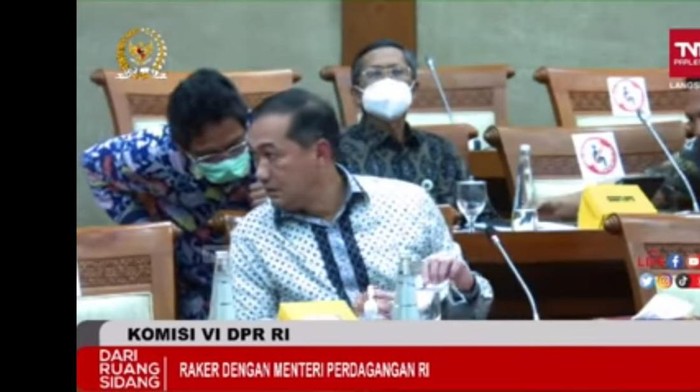 Momen Dirjen Perdagangan Luar Negeri Bisiki Mendag soal mafia Momen Dirjen Perdagangan Luar Negeri Bisiki Mendag soal mafia
