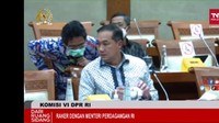 Direktur Jenderal Perdagangan Luar Negeri Kementerian Perdagangan Indrasari Wisnu, yang kini berstatus tersangka kasus minyak goreng, menghampiri Menteri Perdagangan (Mendag) Muhammad Lutfi, saat pembahasan soal mafia minyak goreng di DPR. Peristiwa ini berlangsung dalam  kerja dengan Komisi VI DPR pada Maret, tepatnya Kamis, (17/3). Foto: Tangkapan layar dari Kanal YouTube Komisi VI DPR RI