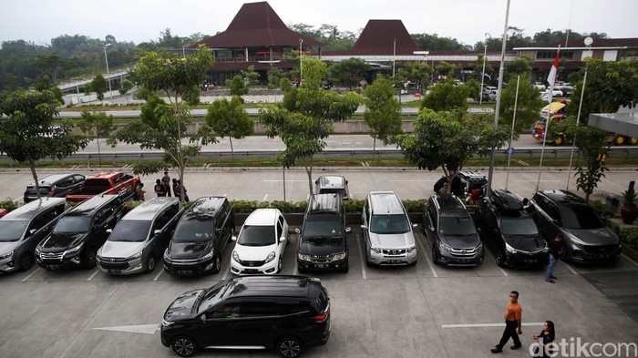 Pengendara beristirahat di Rest Area Pendopo KM 456, Salatiga, Jawa Tengah, Rabu (20/4/2022). Panorama pemandangan alam Tol Trans Jawa Ruas Semaran- Solo memang tidak bisa dielakkan lagi keindahannya. Salah satu lokasi yang menarik untuk disinggahi para pemudik lebaran 2022 adalah Rest Area 456 A Salatiga.