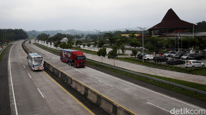 Mudik, Jangan Lupa Mampir Rest Area Pendopo Pengendara beristirahat di Rest Area Pendopo KM 456, Salatiga, Jawa Tengah, Rabu (20/4/2022). Panorama pemandangan alam Tol Trans Jawa Ruas Semaran- Solo memang tidak bisa dielakkan lagi keindahannya. Salah satu lokasi yang menarik untuk disinggahi para pemudik lebaran 2022 adalah Rest Area 456 A Salatiga.