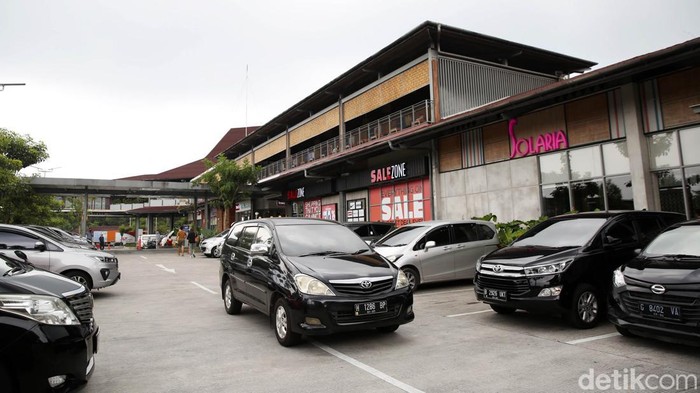 Pengendara beristirahat di Rest Area Pendopo KM 456, Salatiga, Jawa Tengah, Rabu (20/4/2022). Panorama pemandangan alam Tol Trans Jawa Ruas Semaran- Solo memang tidak bisa dielakkan lagi keindahannya. Salah satu lokasi yang menarik untuk disinggahi para pemudik lebaran 2022 adalah Rest Area 456 A Salatiga.