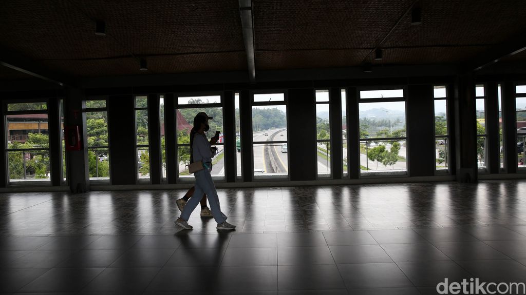 Pengendara beristirahat di Rest Area Pendopo KM 456, Salatiga, Jawa Tengah, Rabu (20/4/2022). Panorama pemandangan alam Tol Trans Jawa Ruas Semaran- Solo memang tidak bisa dielakkan lagi keindahannya. Salah satu lokasi yang menarik untuk disinggahi para pemudik lebaran 2022 adalah Rest Area 456 A Salatiga.