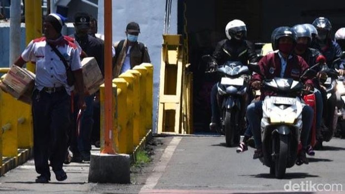 Penumpang kapal Ferry dari Gilimanuk ke Ketapang naik signifikan jelang masa larangan mudik. Jika dibandingkan tahun lalu pada periode yang sama, peningkatan jumlah pemudik mencapai 375 Persen.