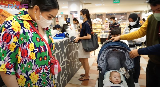 Kepergian Nagita Slavina ke Singapura kali ini tampak tak ditemani oleh suami tercinta, Raffi Ahmad. Namun tak sendiri, Nagita mengajak serta kedua buah hatinya, Rafathar dan Rayyanza, serta para asisten pribadinya. Foto: YouTube/Rans Entertainment