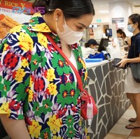 Kepergian Nagita Slavina ke Singapura kali ini tampak tak ditemani oleh suami tercinta, Raffi Ahmad. Namun tak sendiri, Nagita mengajak serta kedua buah hatinya, Rafathar dan Rayyanza, serta para asisten pribadinya. Foto: YouTube/Rans Entertainment