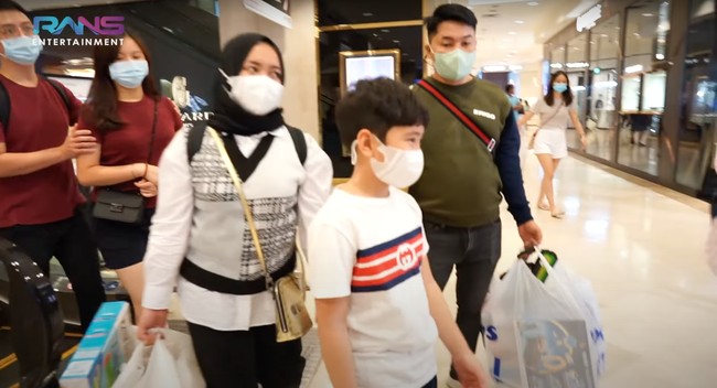 Setelah berpencar, Rafathar dan Nagita pun bertemu. Terlihat Rafathar memborong begitu banyak mainan. Mainan-mainan tersebut tampak dibawakan oleh pengasuhnya, Lala dan Merry. Foto: YouTube/Rans Entertainment