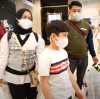 Setelah berpencar, Rafathar dan Nagita pun bertemu. Terlihat Rafathar memborong begitu banyak mainan. Mainan-mainan tersebut tampak dibawakan oleh pengasuhnya, Lala dan Merry. Foto: YouTube/Rans Entertainment