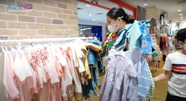Tak lupa Nagita juga masuk ke toko pakaian anak untuk membelikan sang anak dan keponakan-keponakan tercintanya pakaian. Seperti yang terlihat, Nagita tampak memborong pakaian anak di toko tersebut. Foto: YouTube/Rans Entertainment