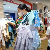 Tak lupa Nagita juga masuk ke toko pakaian anak untuk membelikan sang anak dan keponakan-keponakan tercintanya pakaian. Seperti yang terlihat, Nagita tampak memborong pakaian anak di toko tersebut. Foto: YouTube/Rans Entertainment