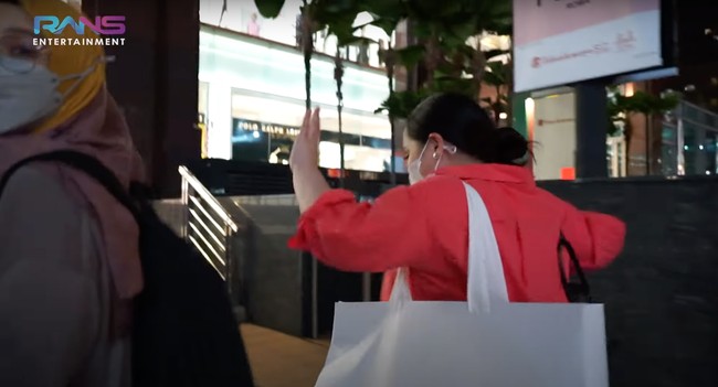 Tak puas hanya berbelanja di satu pusat perbelanjaan, Nagita pun pergi ke pusat perbelanjaan lainnya. Ia berbelanja hingga larut malam. Namun walau sudah malam dan lelah, Nagita masih terlihat bersemangat uuntuk memasuki toko-toko perbelanjaan di sana. Foto: YouTube/Rans Entertainment