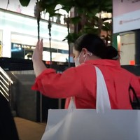 Tak puas hanya berbelanja di satu pusat perbelanjaan, Nagita pun pergi ke pusat perbelanjaan lainnya. Ia berbelanja hingga larut malam. Namun walau sudah malam dan lelah, Nagita masih terlihat bersemangat uuntuk memasuki toko-toko perbelanjaan di sana. Foto: YouTube/Rans Entertainment