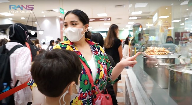 Melalui video KALAP BELANJA!!NAGITA MASUKIN 379 TOKO DI SINGAPORE GA ADA CAPEKNYA!RAFATHAR NGOMEL,LALA NYERAH di akun YouTube Rans Entertainment, Nagita Slavina tampak membagikan keseruannya berbelanja jelang Ramadhan di Singapura. Tak hanya berbelanja pakaian, istri Raffi Ahmad itu pun terlihat berkuliner dan membeli beberapa jajanan di sana. Foto: YouTube/Rans Entertainment