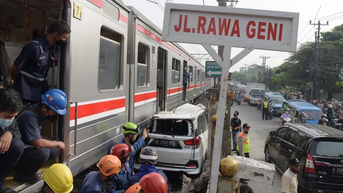 Kecelakaan yang melibatkan mobil dan KRL terjadi di perlintasan sebidang di kawasan Rawageni, Depok. Sebuah mobil tertabrak KRL hingga ringsek.