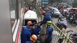 Ngeri! Mobil Ini Ringsek Usai Tertabrak KRL di Depok