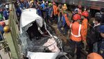 Ngeri! Mobil Ini Ringsek Usai Tertabrak KRL di Depok