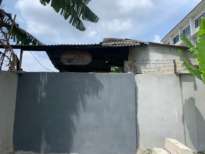 Pagar SMKN 69 Jakarta timur ditutup. Disebut, pagar itu pernah jadi akses warga sekitar.