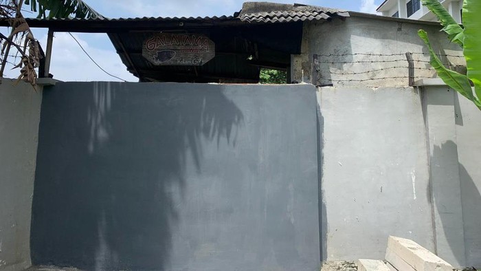 Pagar SMKN 69 Jakarta timur ditutup. Disebut, pagar itu pernah jadi akses warga sekitar.