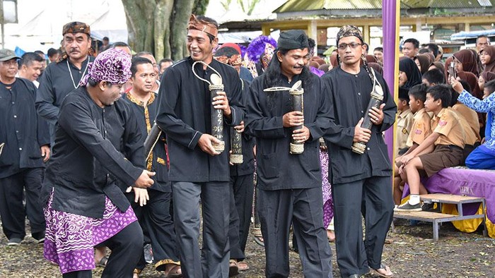 Pakaian adat Jawa Barat.