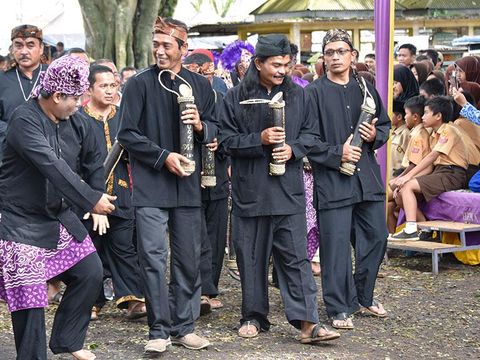 Pakaian adat Jawa Barat.