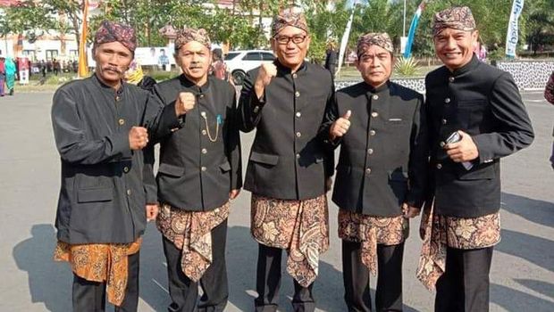 Pakaian adat Jawa Barat.