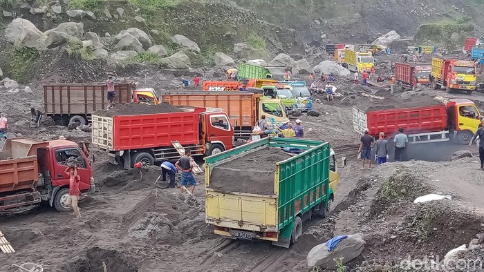 Para penambang pasir tradisional di Sungai Woro yang berhulu di Gunung Merapi, Rabu (20/4/2022).