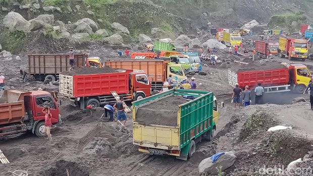 Para penambang pasir tradisional di Sungai Woro yang berhulu di Gunung Merapi, Rabu (20/4/2022).