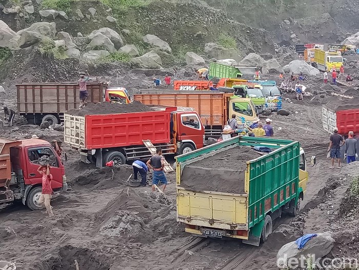 Para penambang pasir tradisional di Sungai Woro yang berhulu di Gunung Merapi, Rabu (20/4/2022).
