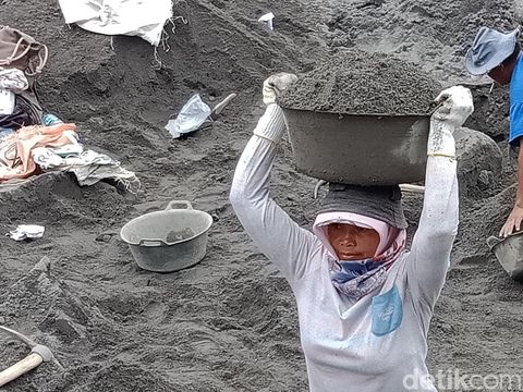 Para penambang pasir tradisional di Sungai Woro yang berhulu di Gunung Merapi, Rabu (20/4/2022).