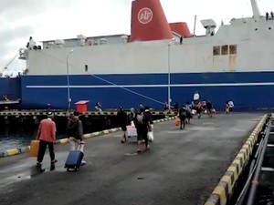 Pelabuhan Tanjungwangi Banyuwangi Dipadati Pemudik dari Madura