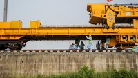 Pekerja mengoperasikan kereta khusus untuk memasang rel di Depo Kereta Api Cepat Jakarta Bandung di Tegalluar, Kabupaten Bandung, Jawa Barat.