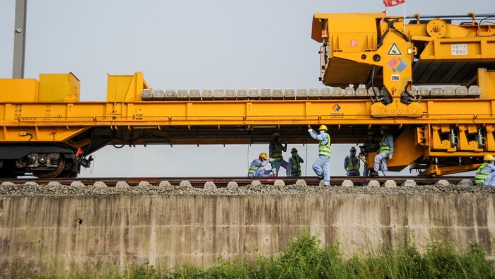 PEMASANGAN REL KERETA CEPAT DI TEGALLUAR Pekerja memasang rel di Depo Kereta Api Cepat Jakarta Bandung di Tegalluar, Kabupaten Bandung, Jawa Barat, Rabu (20/4/2022). PT Kereta Cepat Indonesia China (KCIC) mulai memasang rel kereta cepat di Depo Tegalluar dengan panjang 500 meter. ANTARA FOTO/Raisan Al Farisi/wsj.