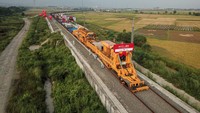 Pekerja mengoperasikan kereta khusus untuk memasang rel di Depo Kereta Api Cepat Jakarta Bandung di Tegalluar, Kabupaten Bandung, Jawa Barat, Rabu (20/4/2022).