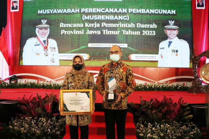 Pemkot Mojokerto Raih Penghargaan di Bidang Pembangunan Daerah