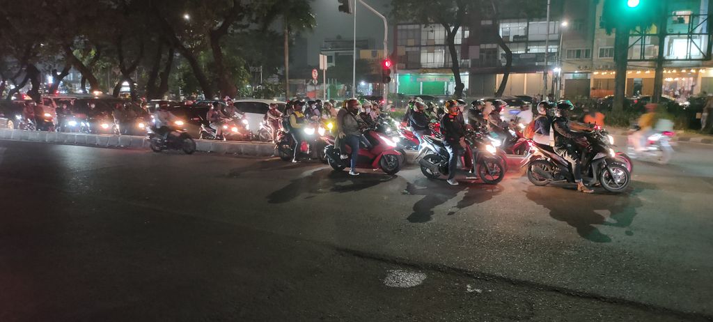 Pemotor lawan arus di Kalimalang