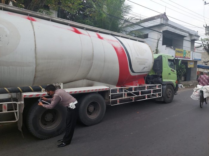 Pemotor wanita tewas terlindas truk di Jalur Pantura Pacar, Kecamatan Tirto, Kota Pekalongan, Rabu (20/4/2022).