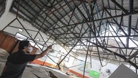 Dua ruangan kelas di SDN Pancoranmas 3 tersebut mengalami kerusakan pada bagian atap bangunan yang ambruk.